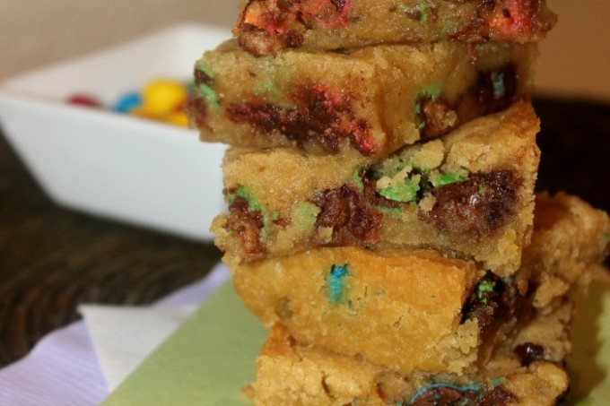 M&M's® Crispy Cookie Cake Bars #crispyisback #collectivebias