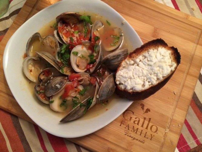clams in white wine sauce with goat cheese crostini #sundaysupper #