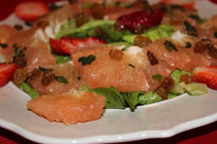 Florida grapefruit salad with strawberries and golden raisins #flgrapefruit