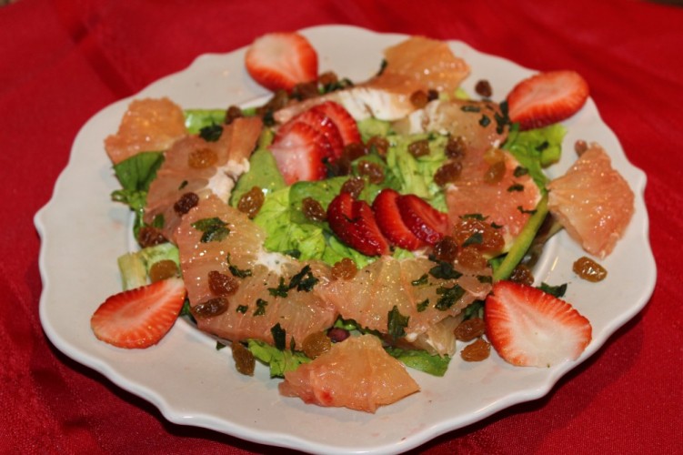 Florida grapefruit salad with strawberries and golden raisins #flgrapefruit