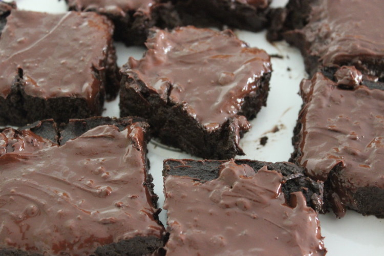 Dark Chocolate Raspberry Greek Yogurt Brownies #stonyfieldblogger