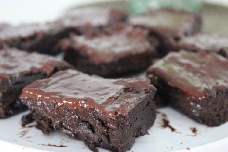 Dark Chocolate Raspberry Greek Yogurt Brownies #stonyfieldblogger